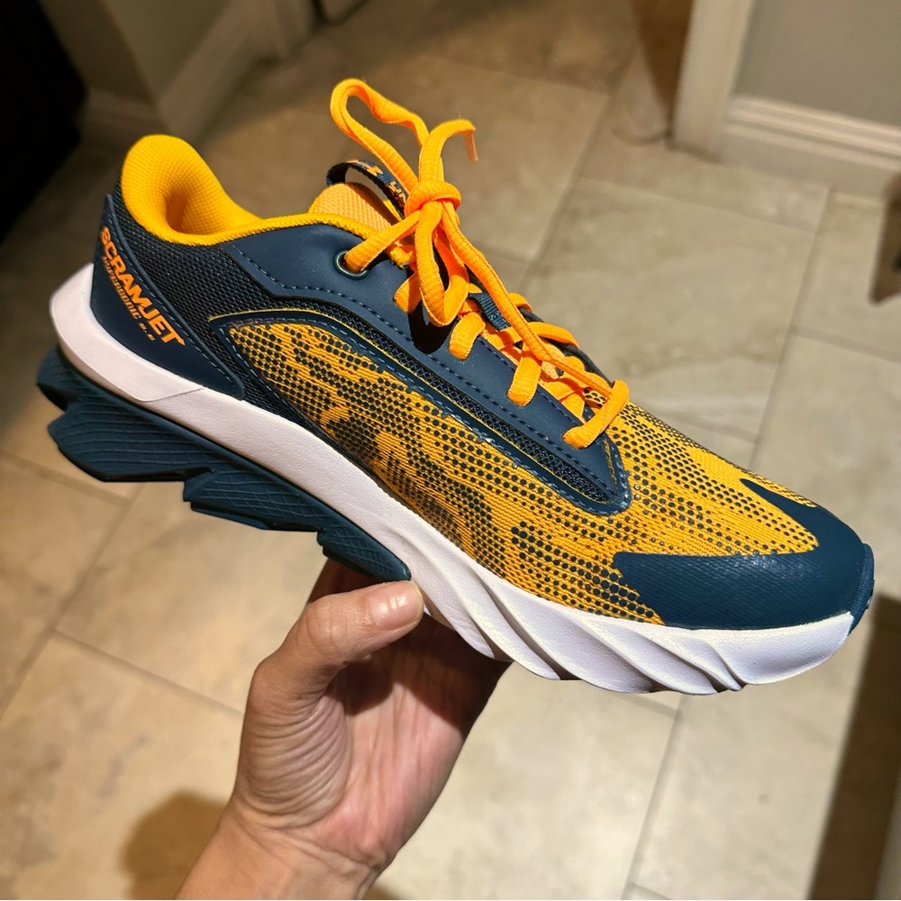 5.5Y Boys sneakers. Under Armour Scramjet Hypersonic 9.6